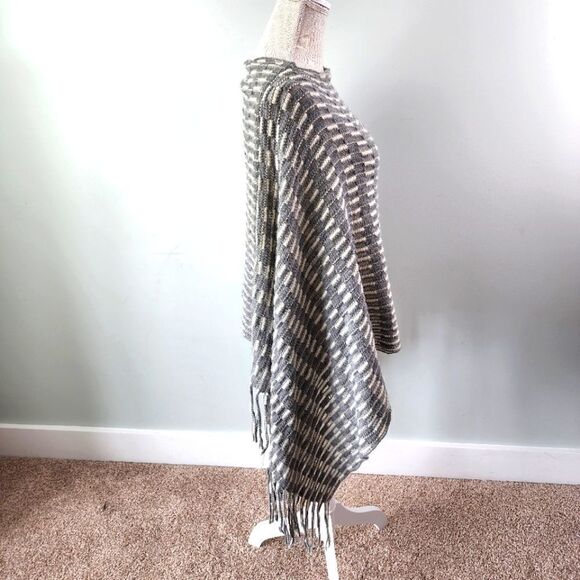 WIN WIN WOMEN'S PULL OVER SHAWL ONE SIZE GRAY WITH FRINGE - Picture 2 of 5